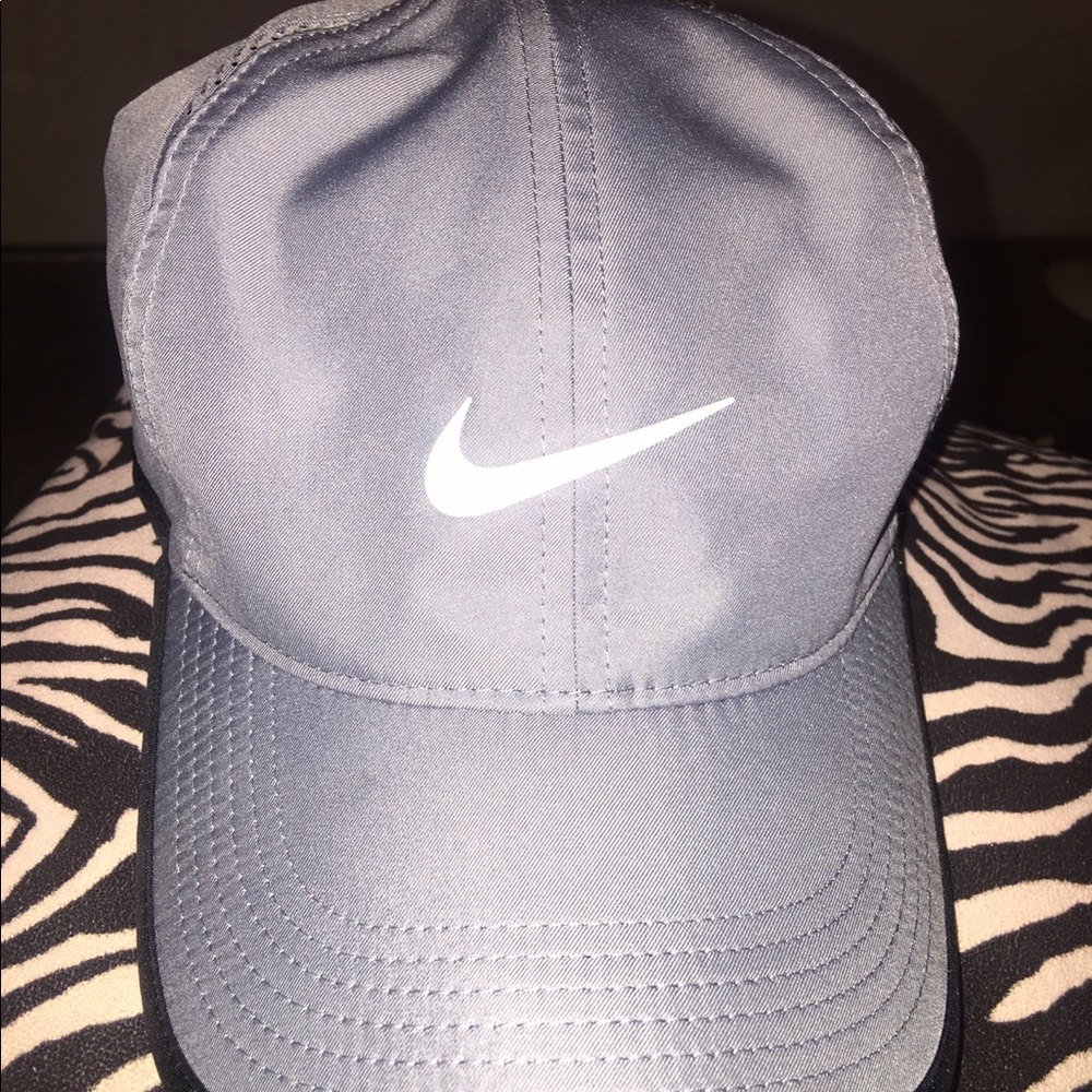 Featherlight Nike Hat🧢 - Picture 2 of 2